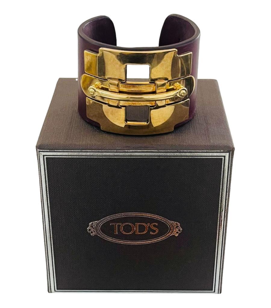 Tod's Leather Horsebit Bracelet
Burgundy wide cuff bracelet designed with gold Horsebit detail to the centre.
Size – One Size
Condition – Very Good (Gold plated part needs cleaning)
Composition – Leather
Comes with – Box, Pouch

