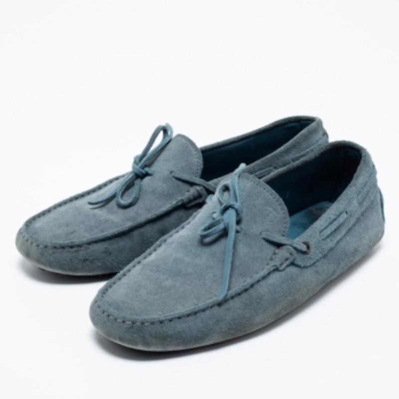 Il vero lusso è una combinazione di squisita artigianalità e comfort che si traduce bene in questi mocassini Tod's. Sono state realizzate in morbida pelle scamosciata, sormontate da fiocchi, e presentano anche la caratteristica suola con ciottoli in