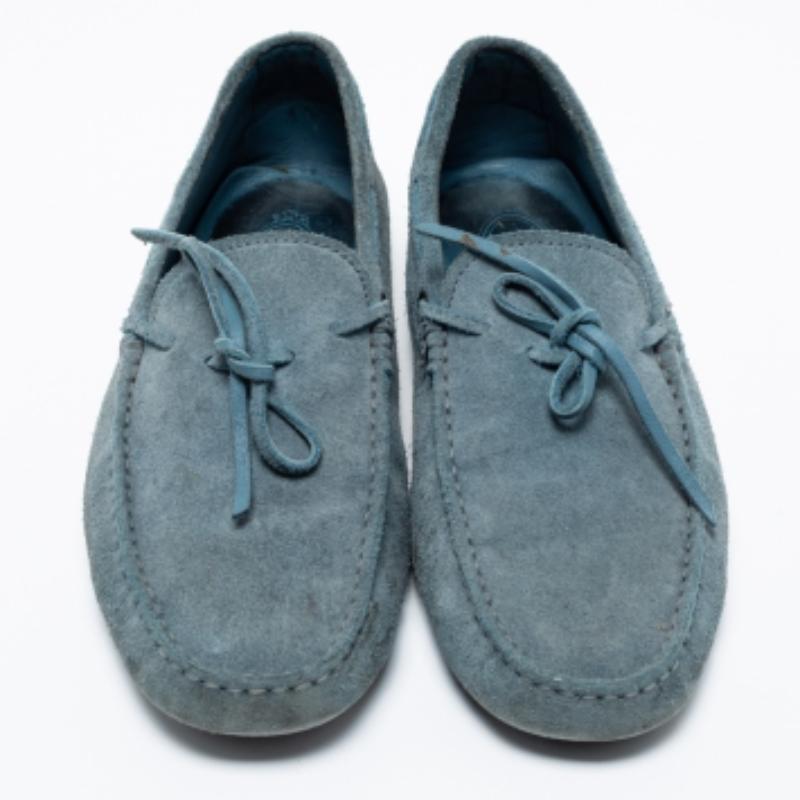 Grigio Mocassini con fiocco in pelle scamosciata blu chiaro di Tod's Taglia 41 in vendita