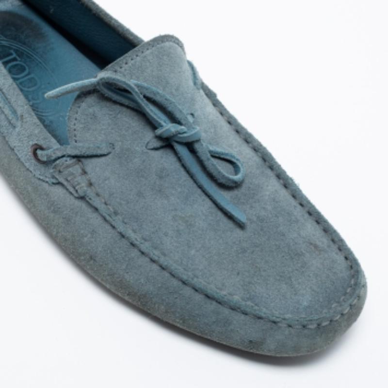 Uomo Mocassini con fiocco in pelle scamosciata blu chiaro di Tod's Taglia 41 in vendita