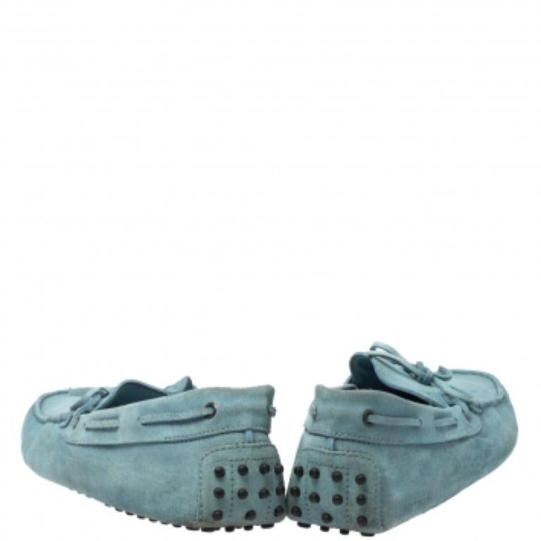 Add value to your ensemble by slipping into this pair of loafers from Tod's. Made from suede in a blue shade, they feature bow details with neat stitching on the uppers and leather lining. Soft and plush, these shoes are sure to bring you comfort