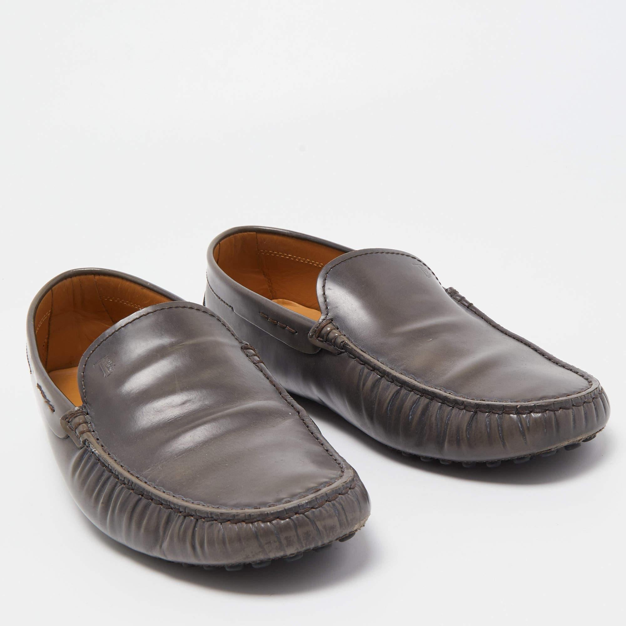 Tod's Light Brown Leather Slip On Loafers Size 41.5 In Good Condition For Sale In Dubai, Al Qouz 2
