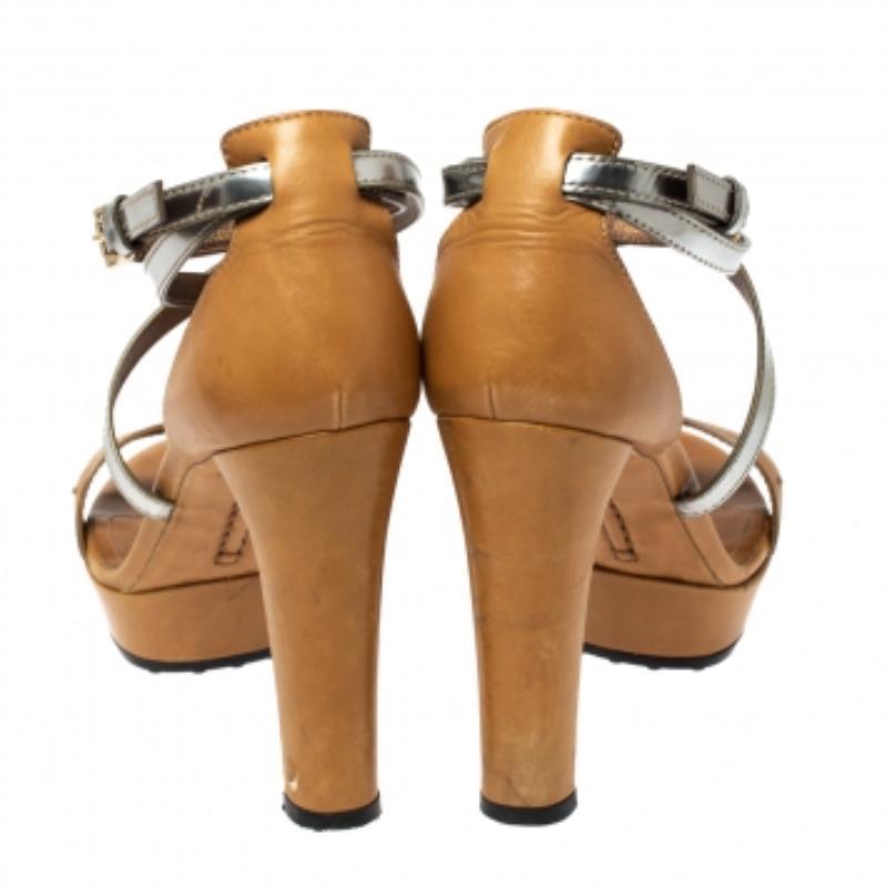 Ces sandales à plateforme signées Tod's apporteront de l'élégance à toutes les tenues auxquelles vous les associerez. Confectionnées en cuir brun et métallisé, elles sont dotées de brides croisées, d'orteils ouverts, de fermetures à boucle, de