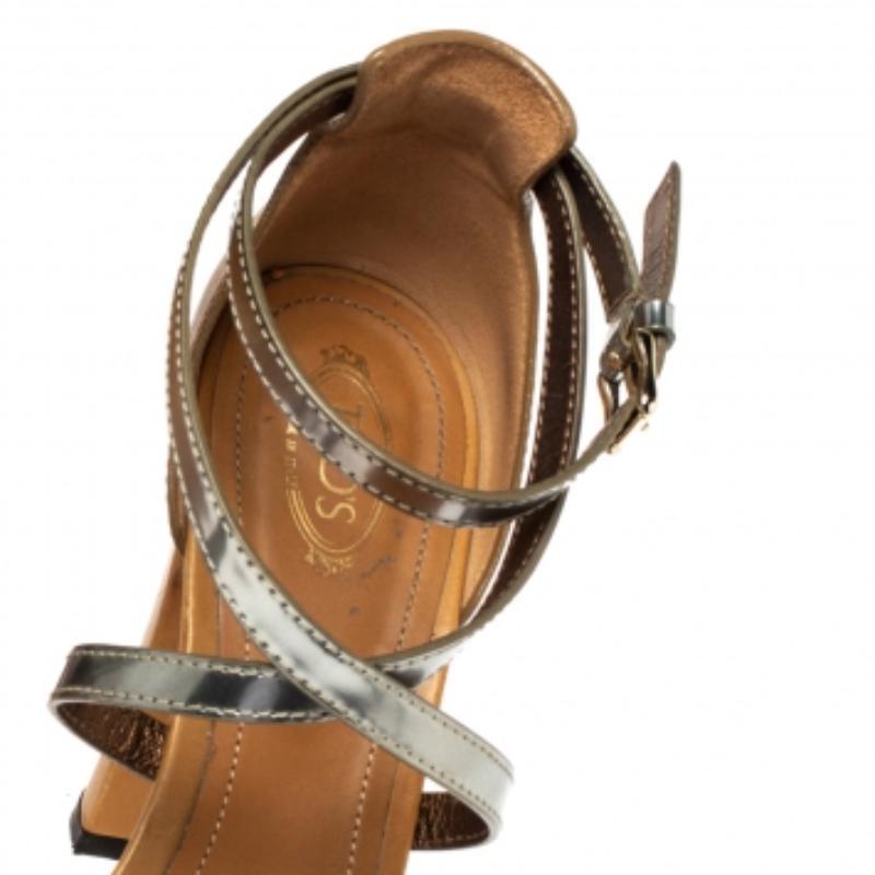 Tod's - Sandales à plateforme en cuir métallisé et marron clair - Taille 40 État moyen à Dubai, Al Qouz 2