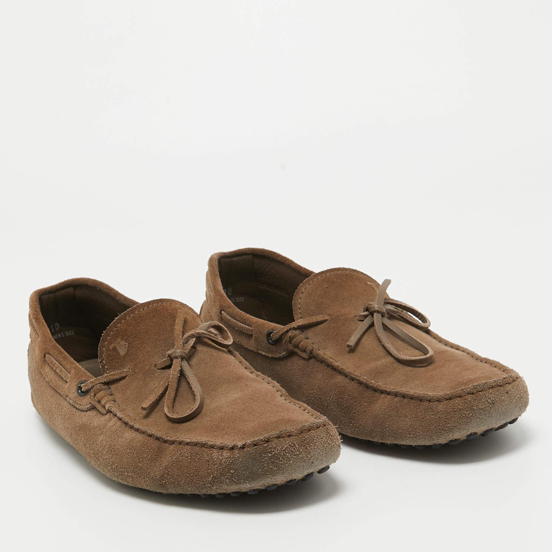 Tod's Mocassins avec nœud en daim marron clair Taille 44.5 Bon état - En vente à Dubai, Al Qouz 2