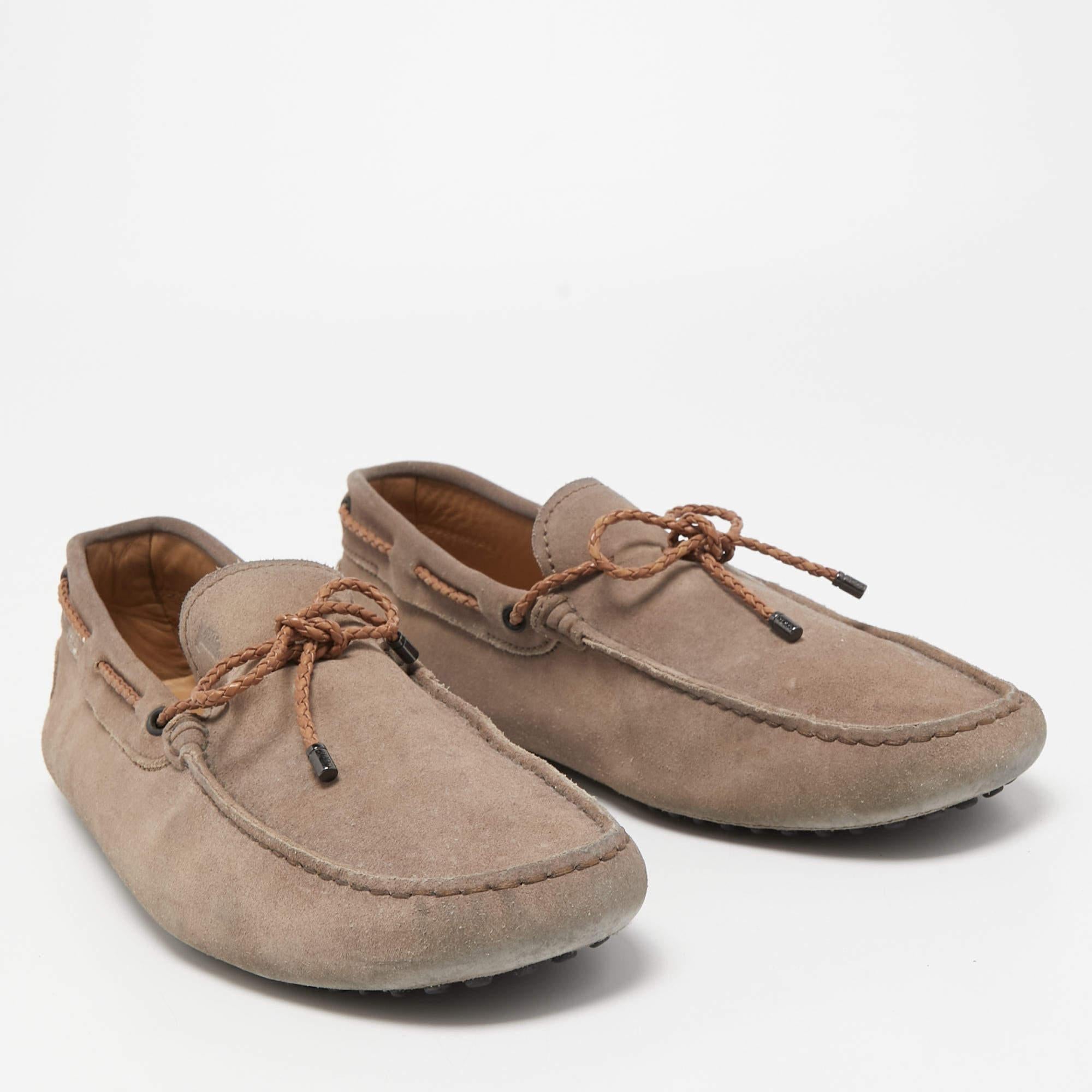Tod's Light Brown Suede Bow Slip On Loafers Size 43 État moyen - En vente à Dubai, Al Qouz 2