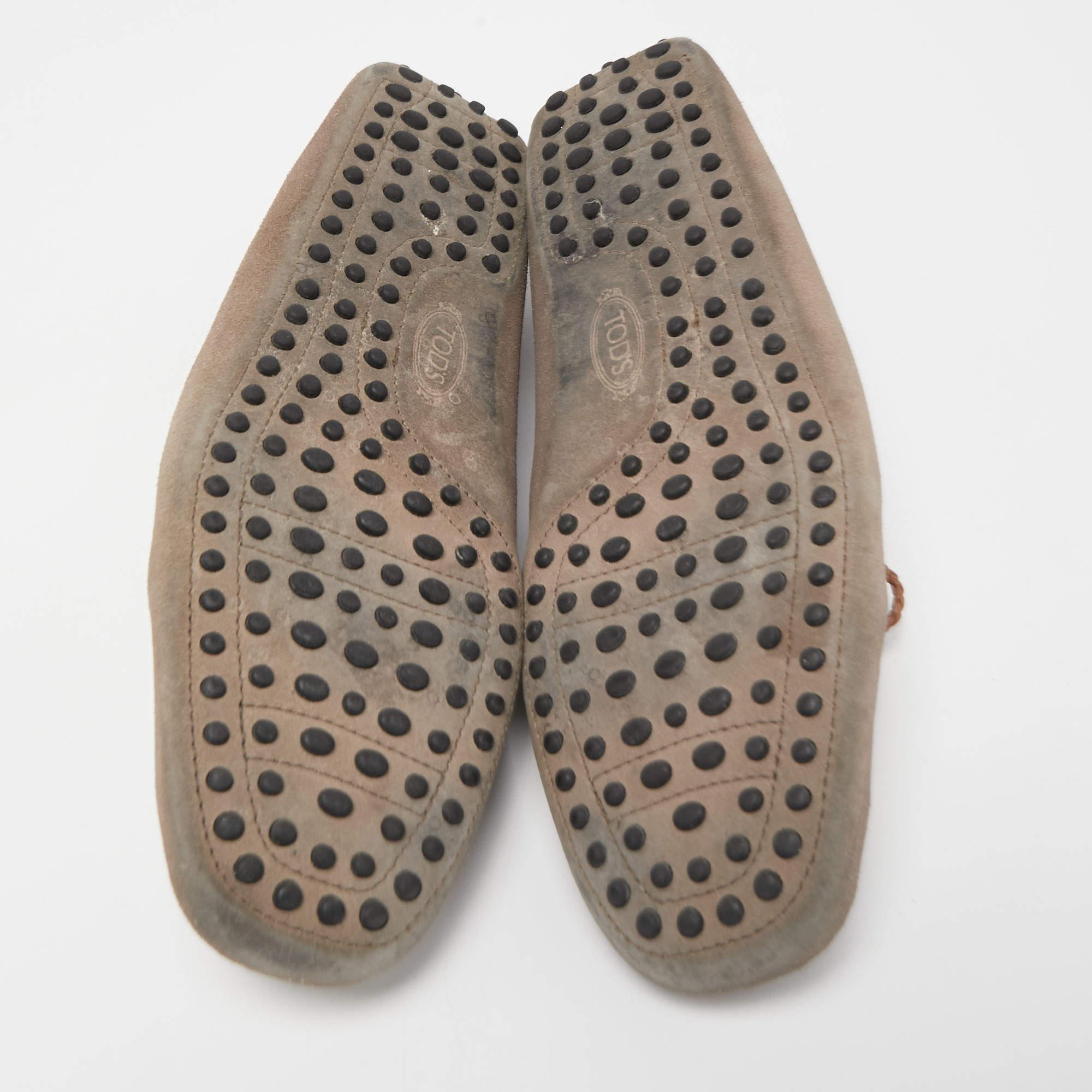 Tod's Light Brown Suede Bow Slip On Loafers Size 43 en vente 1