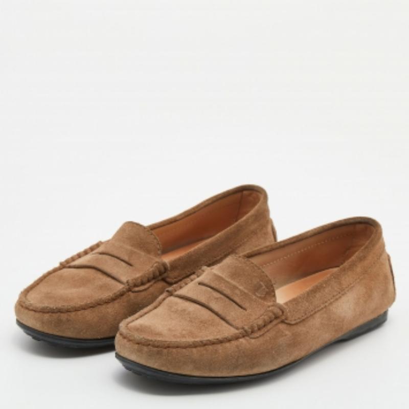 Le véritable luxe est une combinaison d'artisanat exquis et de confort qui s'est bien traduite dans ces mocassins Tod's. Elles ont été réalisées en daim souple et sont surmontées de brides en penny. La semelle est également ornée des cailloux en