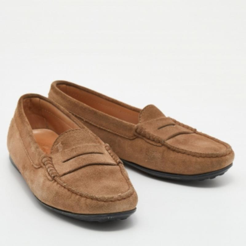 Tod's Light Brown Suede Slip On Loafers Size 35 Bon état - En vente à Dubai, Al Qouz 2