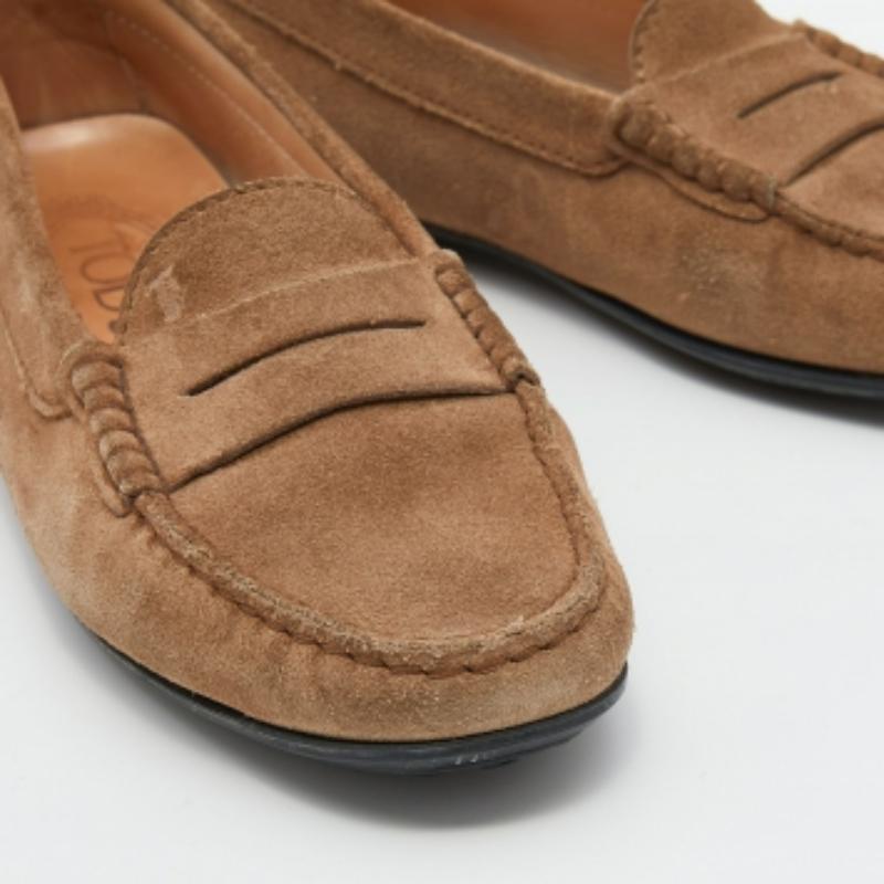 Tod's Light Brown Suede Slip On Loafers Size 35 Pour femmes en vente