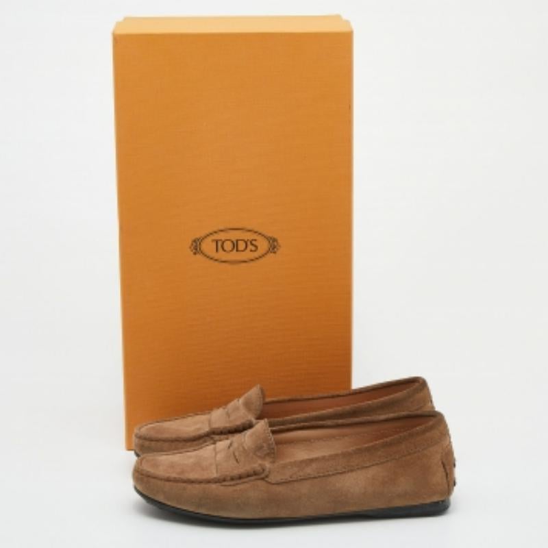 Tod's Light Brown Suede Slip On Loafers Size 35 en vente 4