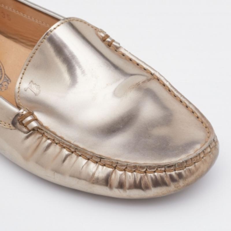 Pratici, alla moda e resistenti, questi mocassini di design sono costruiti con cura per essere ottimi compagni del tuo stile quotidiano. Sono realizzati con i migliori materiali per essere un acquisto prezioso.