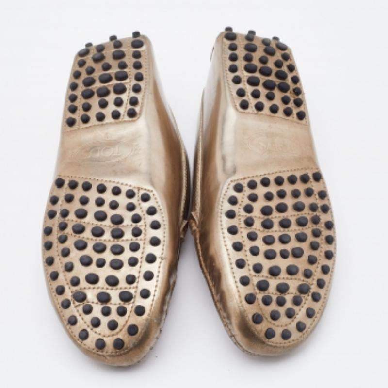 Grigio Gommini Slip On di Tod's in vernice oro chiaro taglia 35 in vendita