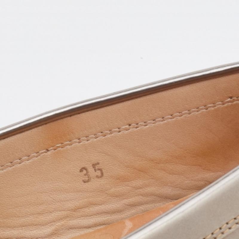 Gommini Slip On di Tod's in vernice oro chiaro taglia 35 In condizioni buone in vendita a Dubai, Al Qouz 2