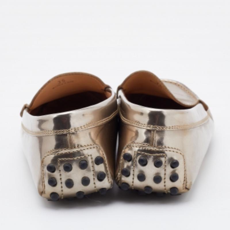 Gommini Slip On di Tod's in vernice oro chiaro taglia 35 in vendita 1
