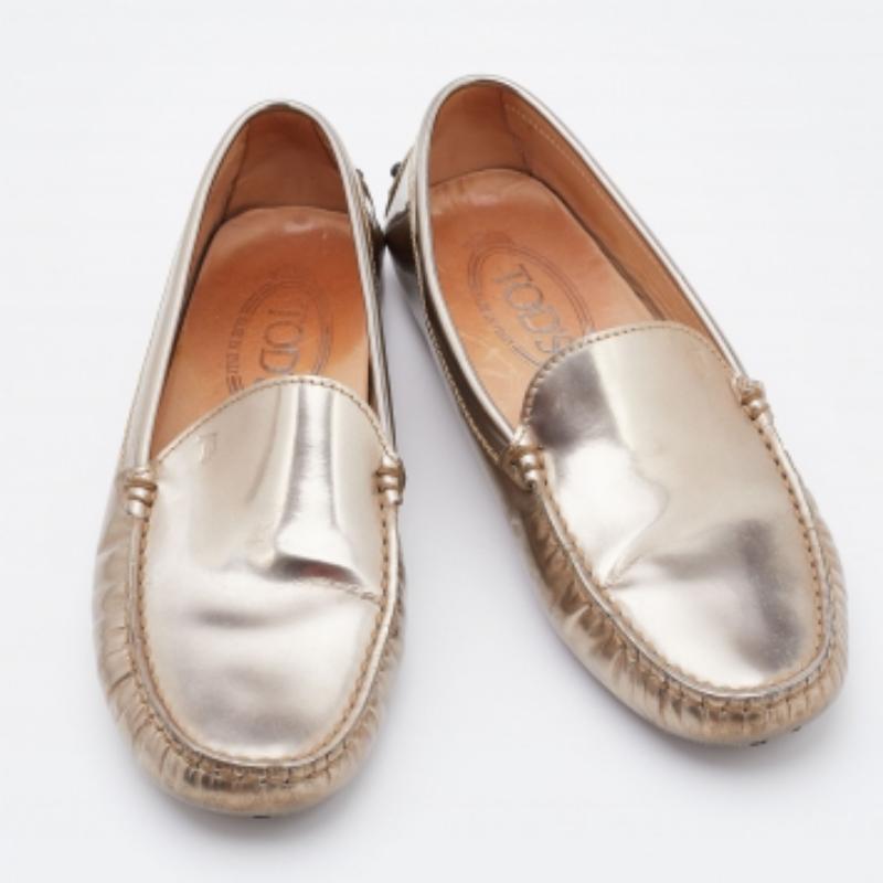 Gommini Slip On di Tod's in vernice oro chiaro taglia 35 in vendita 3