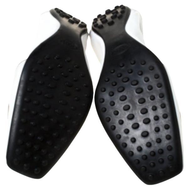 Ces ballerines Tod's sont élégantes et luxueuses. Fabriquées en cuir, elles arborent deux teintes différentes avec des détails de boucle sur l'empeigne et un style chouchou pour un bon maintien. La paire est complétée par des semelles extérieures à