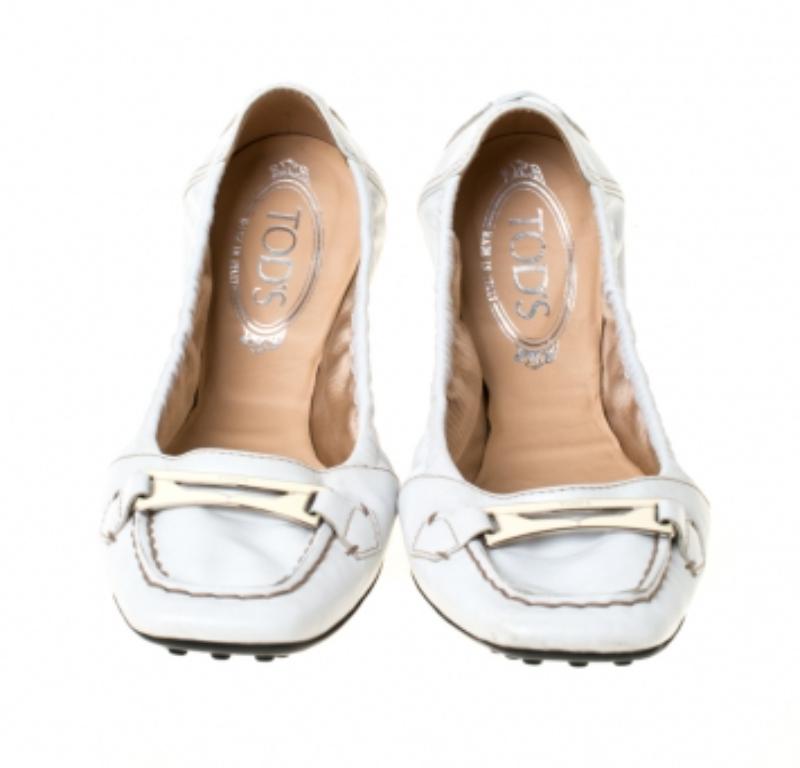 Ballerines en cuir gris clair avec boucle Taille 40.5 Bon état - En vente à Dubai, Al Qouz 2