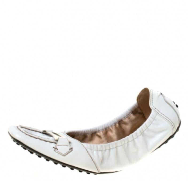 Ballerines en cuir gris clair avec boucle Taille 40.5 en vente 1