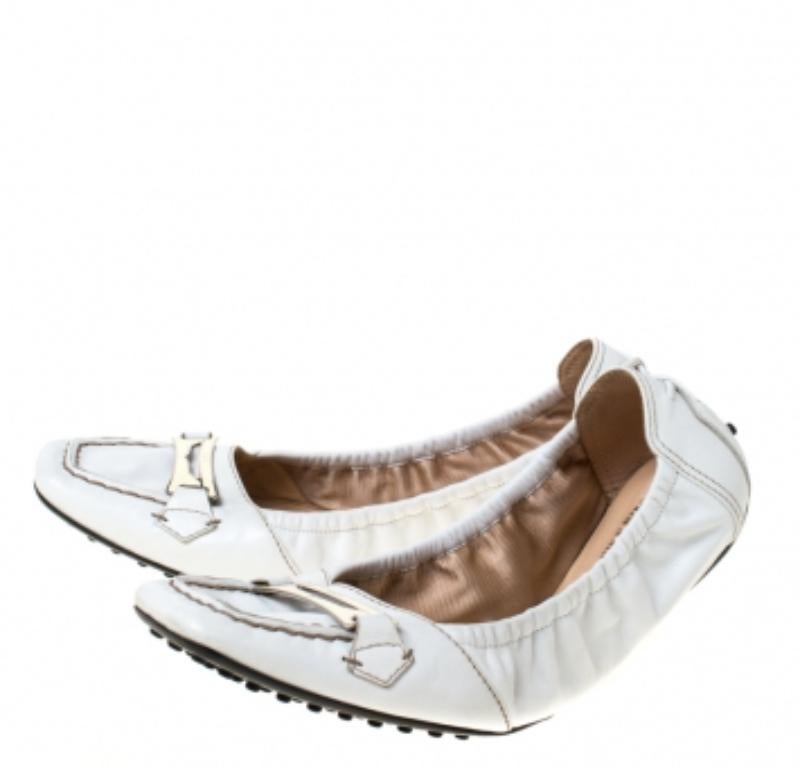 Ballerines en cuir gris clair avec boucle Taille 40.5 en vente 2