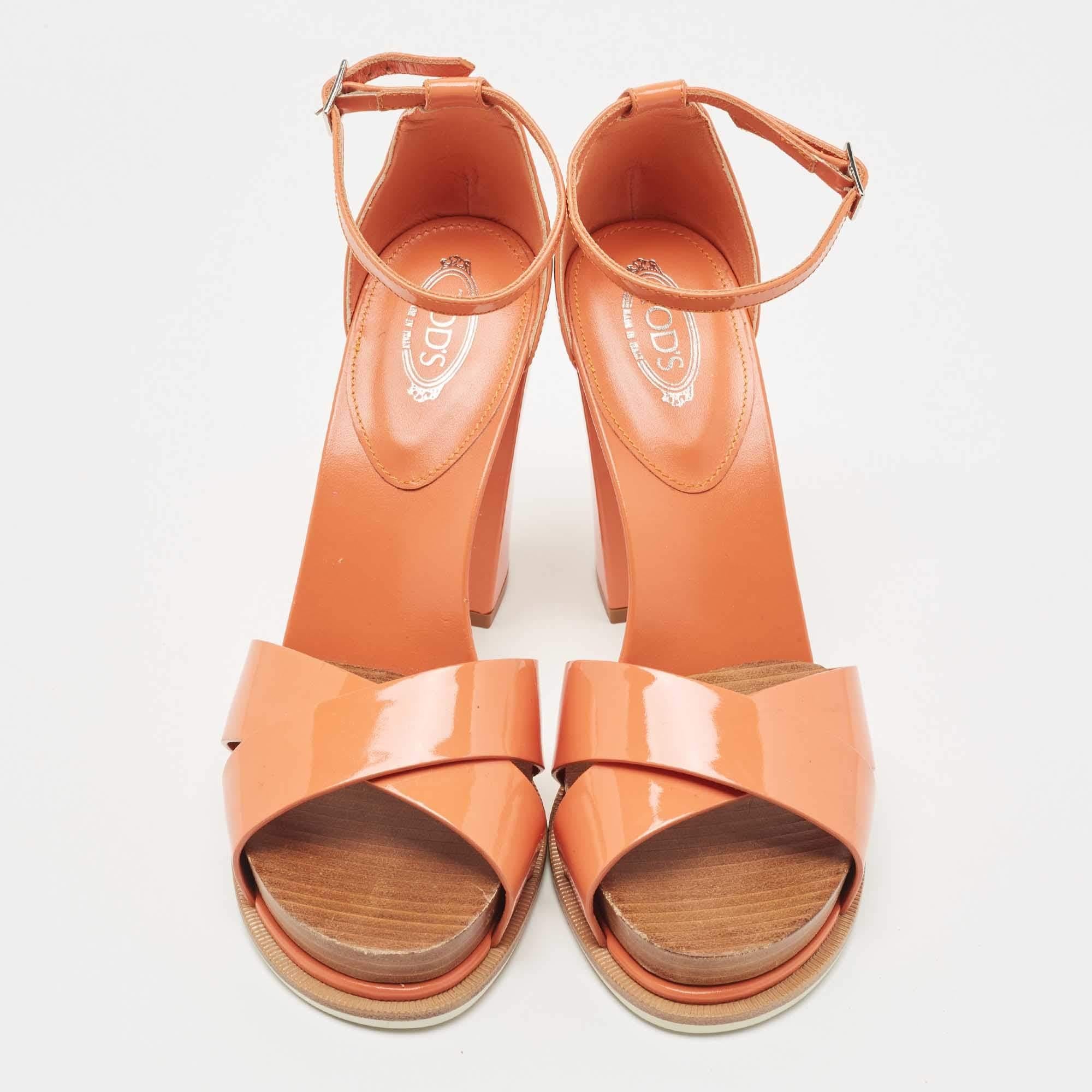 These Tod's sandals will frame your feet in an elegant manner. Crafted from quality materials, they flaunt a classy display, comfortable insoles & durable heels.

