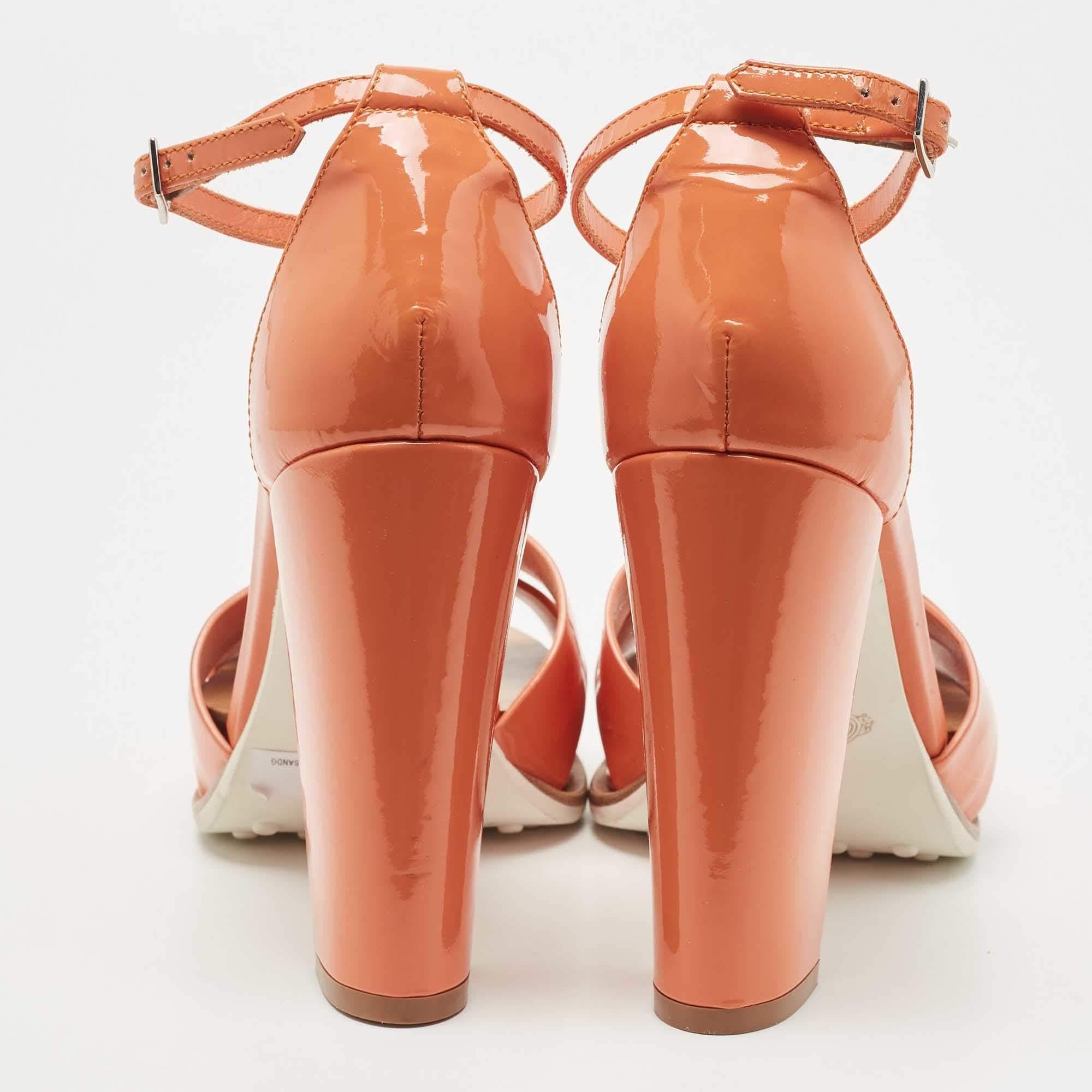 Tod's Light Orange Patent Leather Block Heel Ankle Strap Sandals Size 38.5 In New Condition For Sale In Dubai, Al Qouz 2