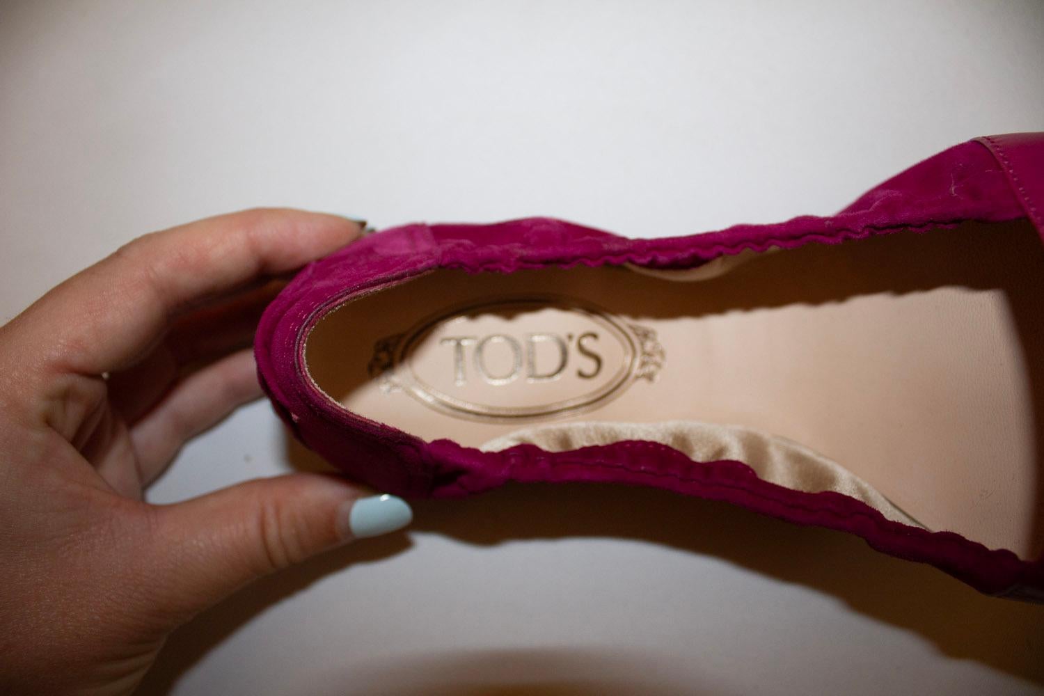  A great pair of suede loafers by Tods. These are great shoes for travelling as they fold nicely.  They have stitch detail on the front and dots on the back with a suede and leather trim. EU size 39