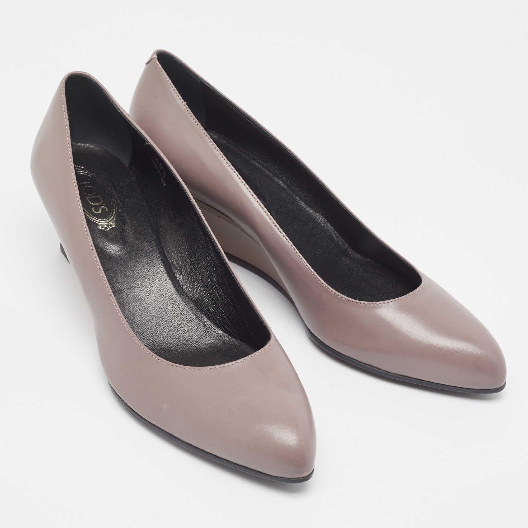 Tod's Mauve Leather Wedge Pumps Size 40.5 In Good Condition For Sale In Dubai, Al Qouz 2