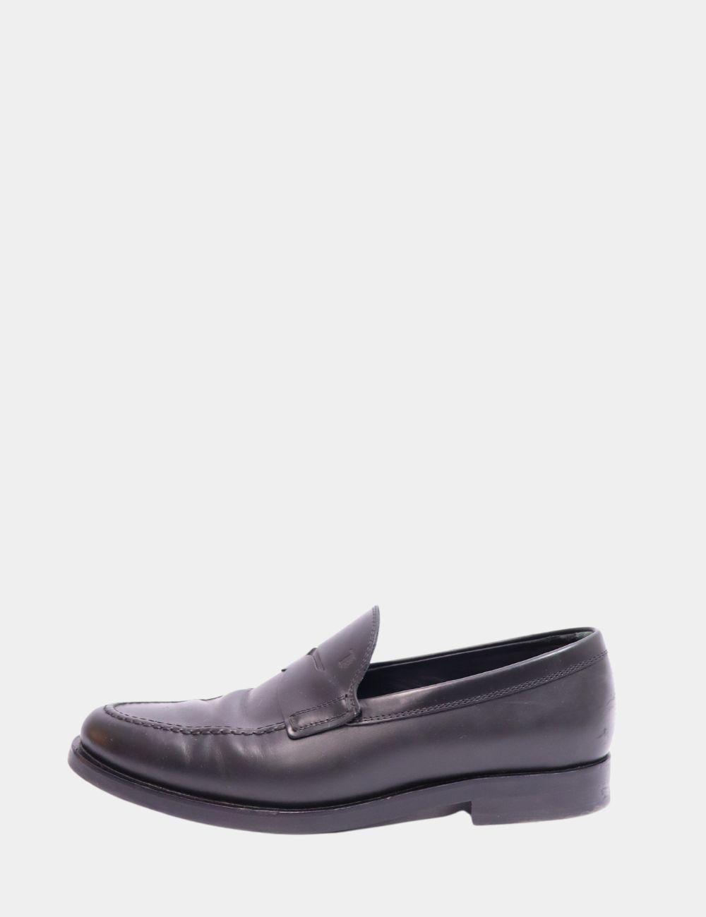 Tod's Rufus Penny Loafers, features an almond-toe, slip on style, and a penny keeper straps.

Material: Leather
Size: 8.5 / EU 42.5-43
Overall Condition: Good
Interior Condition: Signs of use
Exterior Condition: Scratches and leather wrinkling
