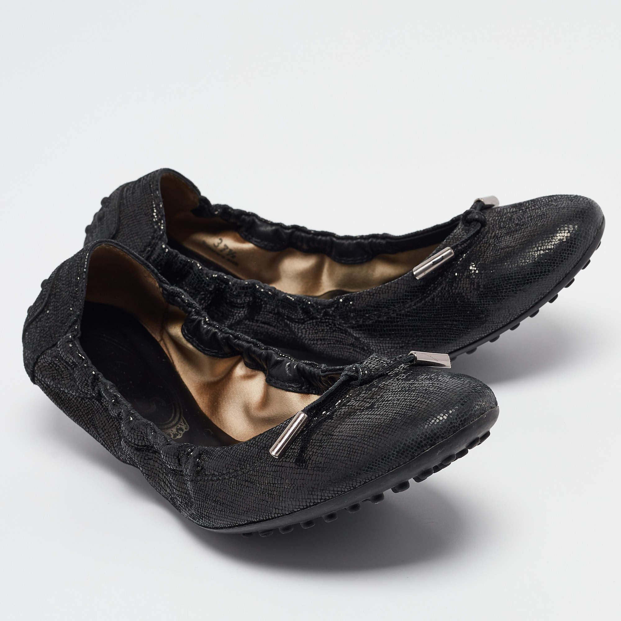 Bailarinas Tod's Metallic Black Textured Suede Scrunch Talla 37.5 en Bueno Estado en Dubai, Al Qouz 2
