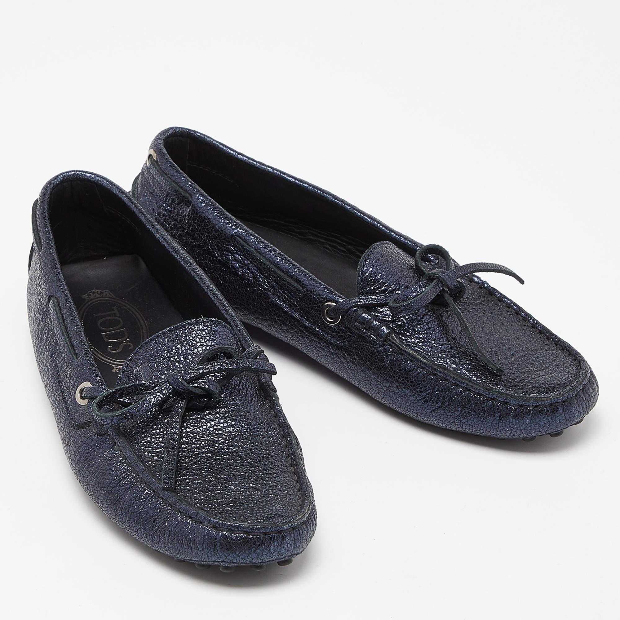 Tod's Metallic Blue Foil Leather Gommino Bow Slip On Loafers Size 36.5 In Good Condition For Sale In Dubai, Al Qouz 2