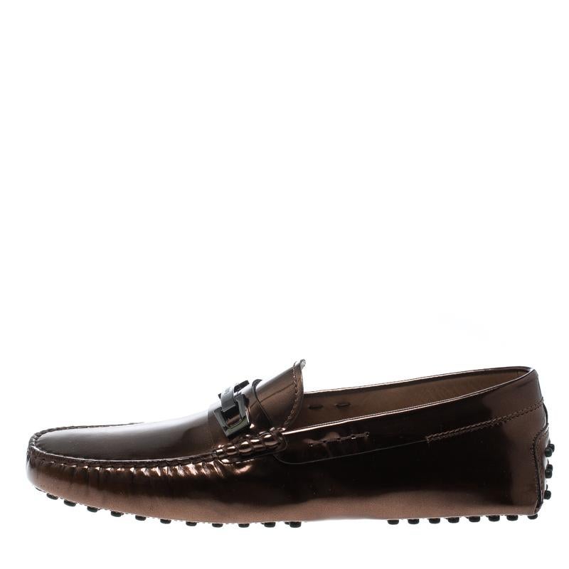 This pair of classy loafers by Tod's are crafted to give you the maximum level of comfort and style. Featuring a metallic leather exterior they are adorned with a macro clamp on the uppers. These shoes are perfect to make a fashion