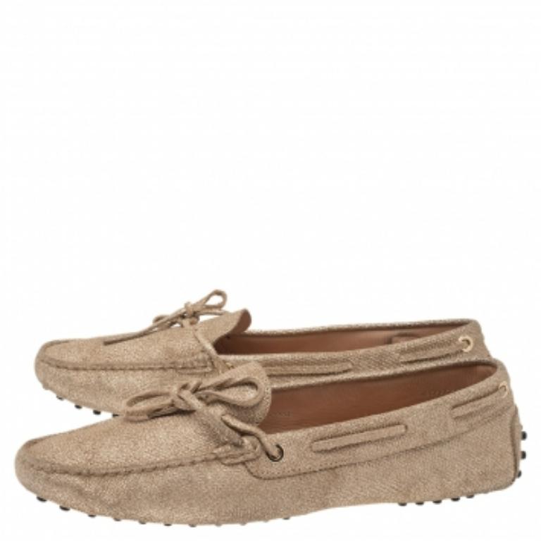 Mocassini con fiocco in tela oro metallizzato Tod's taglia 42 in vendita 2