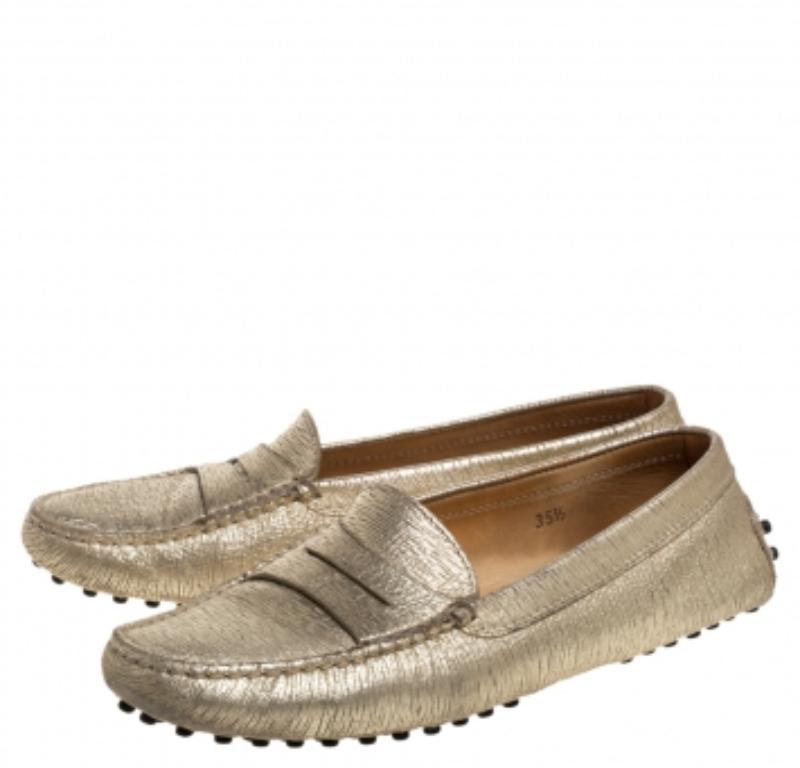 Stylish and super comfortable, this pair of loafers by Tod's will make a great addition to your shoe collection. They have been crafted from leather and styled with Penny keeper straps. Leather insoles and rubber outsoles beautifully complete the