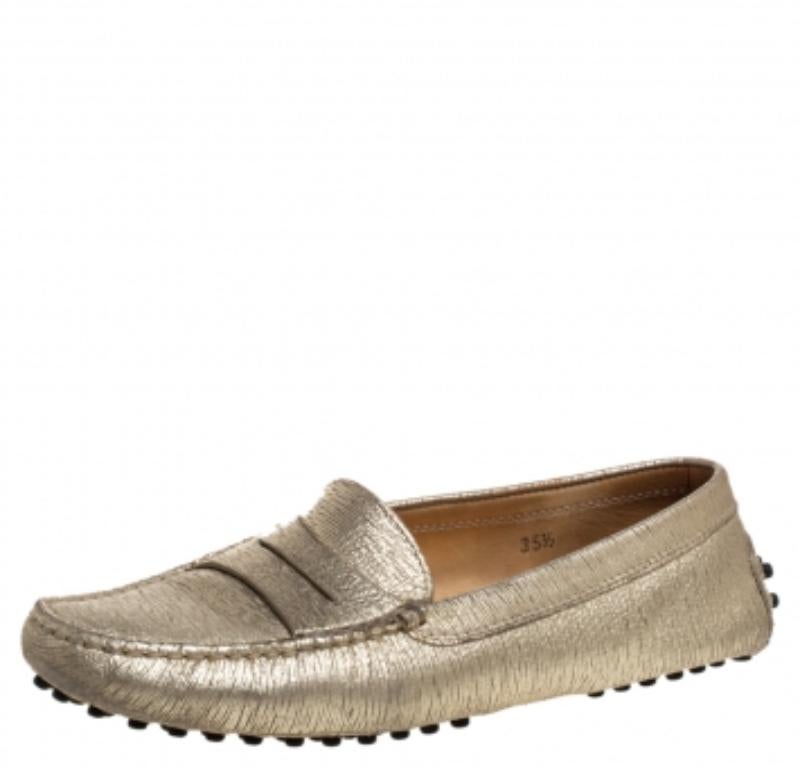 Tod's Metallic Gold Leather Penny Loafers Size 35.5 In Fair Condition For Sale In Dubai, Al Qouz 2