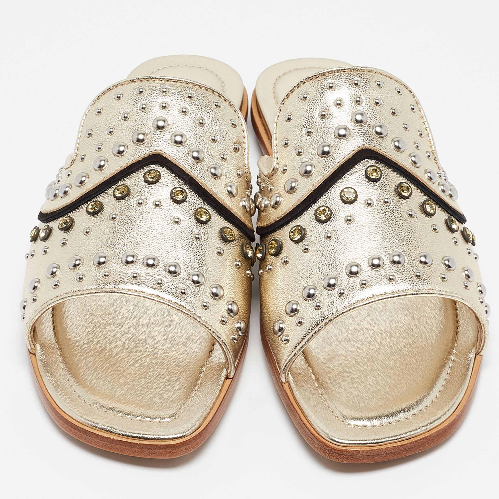 Tod's Metallic Gold Leather Studded Embellished Flat Slides Size 37.5 In Excellent Condition For Sale In Dubai, Al Qouz 2