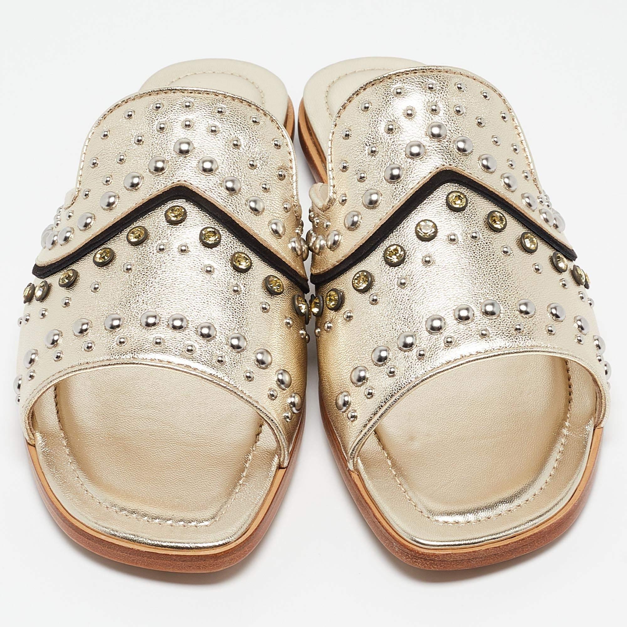 Tod's Metallic Gold Leather Studded Embellished Flat Slides Size 37.5 In Good Condition For Sale In Dubai, Al Qouz 2