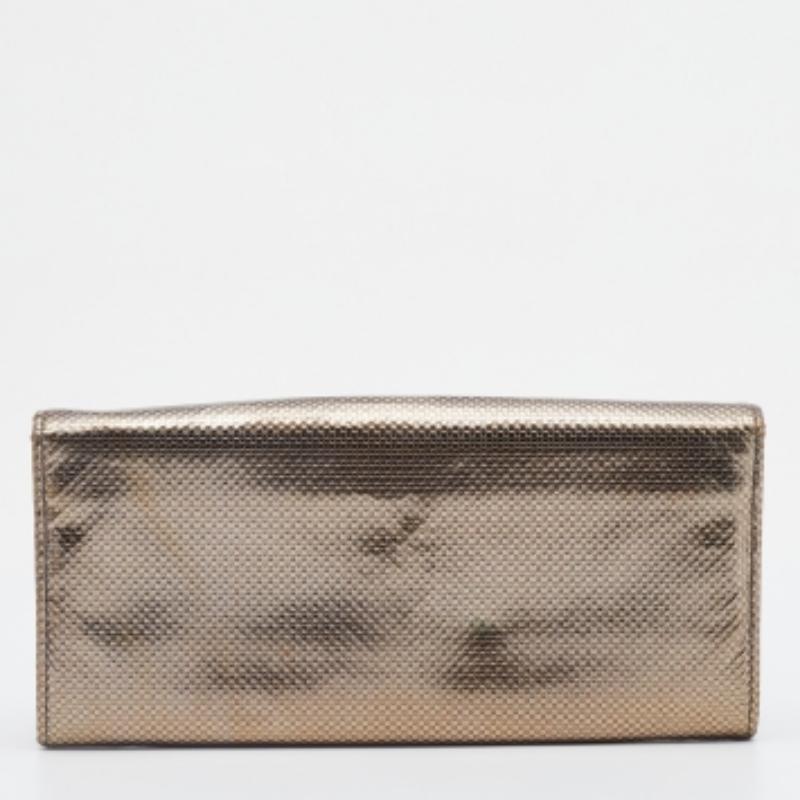 Tod's Metallic Gold Strukturiertes Leder Kontinental Brieftasche im Angebot 5