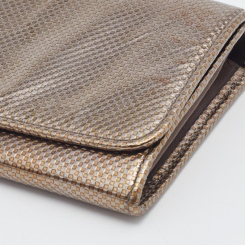 Dieses kontinentale Portemonnaie von Tod's ist aus strukturiertem Leder gefertigt und besticht durch seinen schlichten Look und seine funktionale Qualität. Die Klappe öffnet sich zu einem eleganten Innenraum mit einem Reißverschlussfach und offenen
