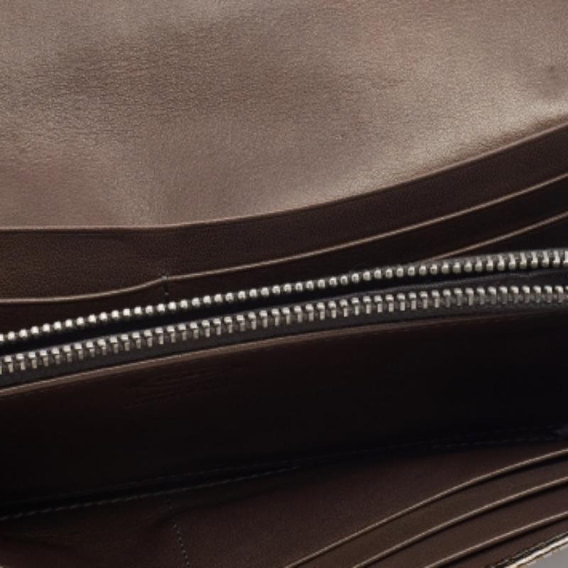 Tod's Metallic Gold Strukturiertes Leder Kontinental Brieftasche im Zustand „Gut“ im Angebot in Dubai, Al Qouz 2