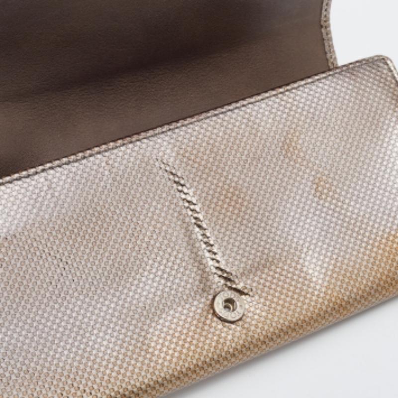 Tod's Metallic Gold Strukturiertes Leder Kontinental Brieftasche im Angebot 1