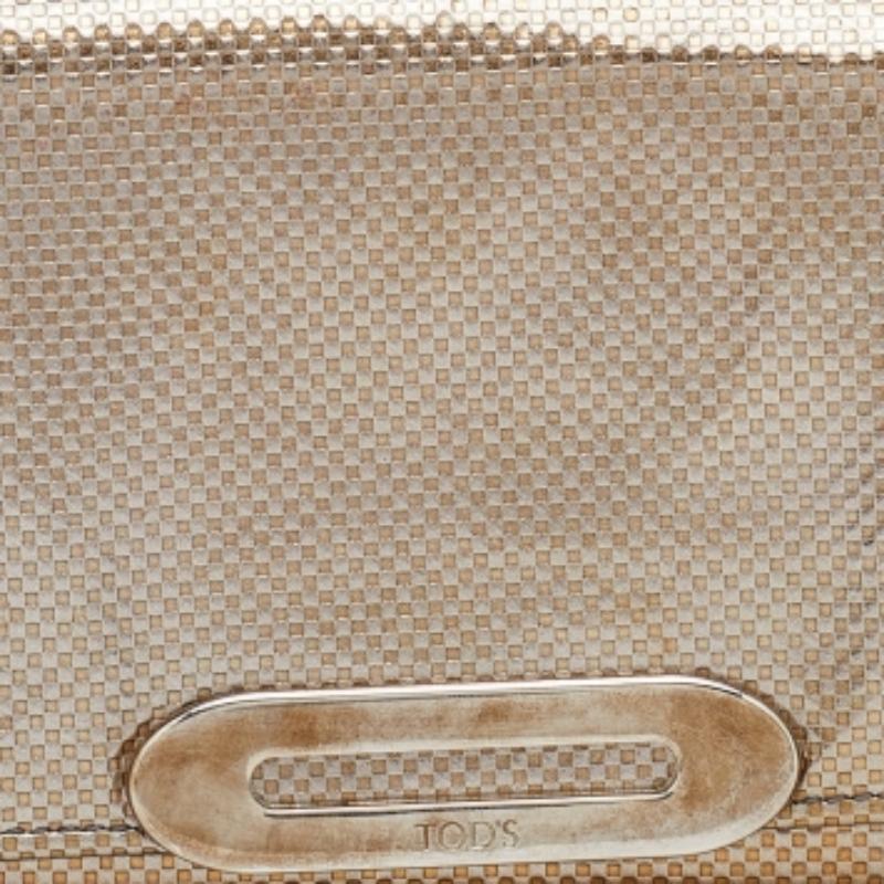 Tod's Metallic Gold Strukturiertes Leder Kontinental Brieftasche im Angebot 2
