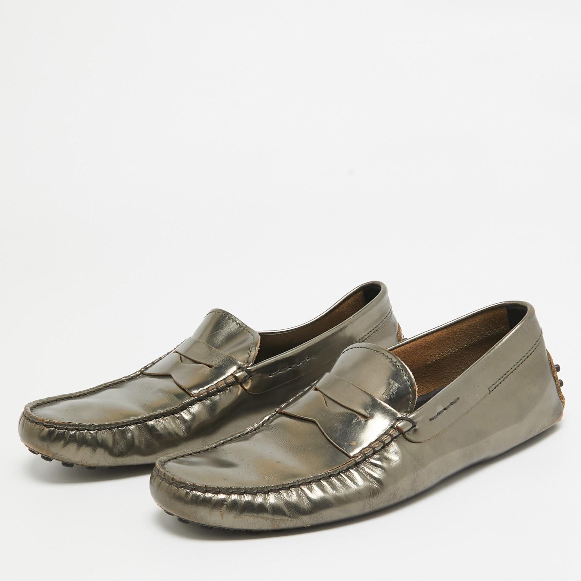 Pour compléter parfaitement vos tenues, nous vous proposons cette paire de mocassins qui ne parlent que de style. Les chaussures ont été fabriquées avec savoir-faire et sont conçues pour être faciles à enfiler. Ils sont le choix idéal pour compléter