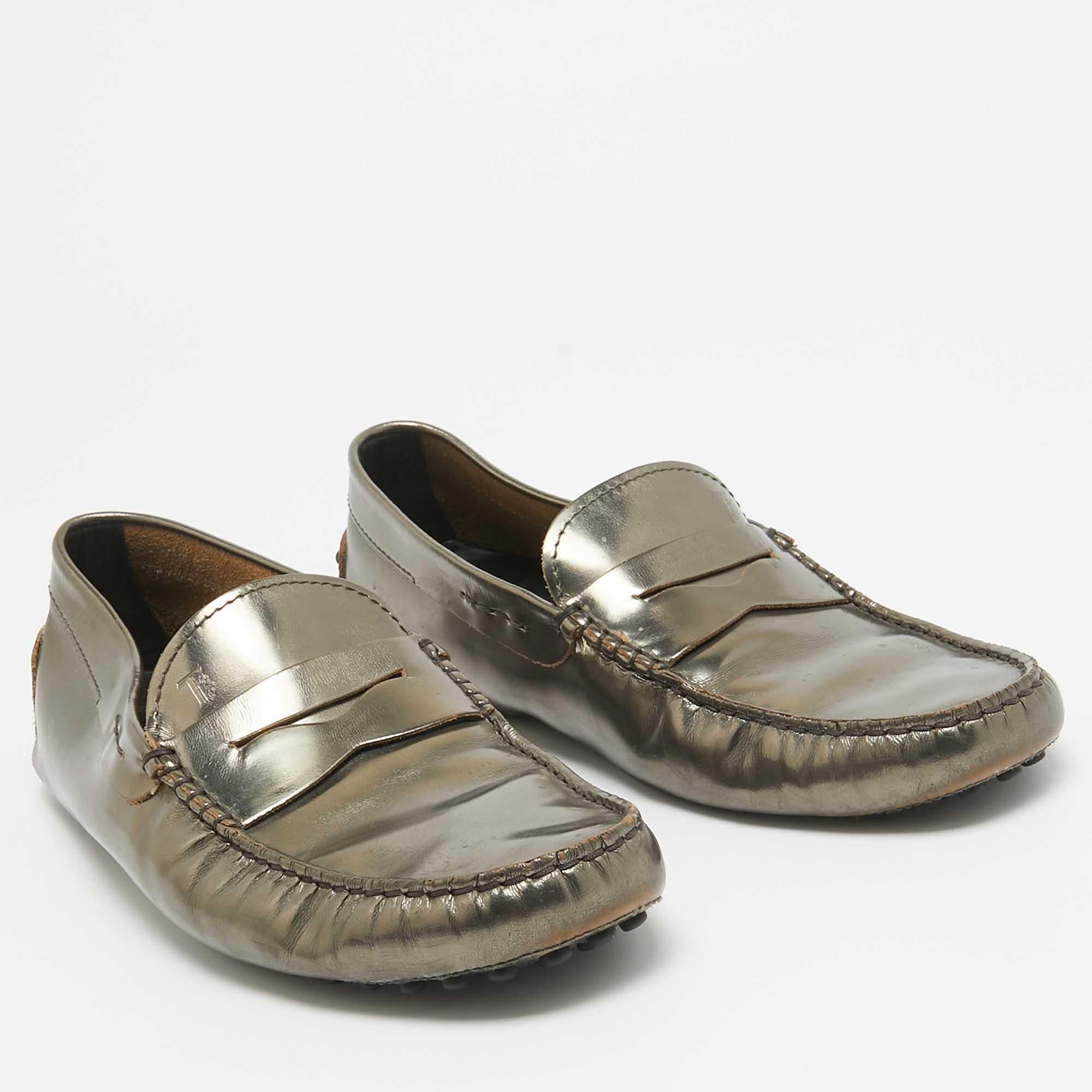 Tod's Metallic Green Leather Penny Slip On Loafers Taille 41 État moyen à Dubai, Al Qouz 2