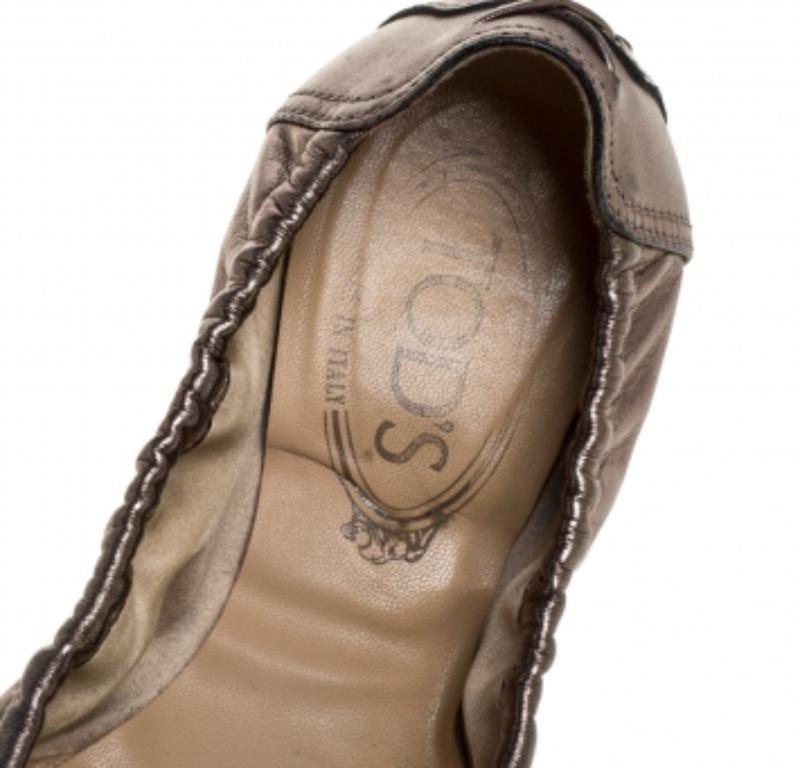 Tod's Metallic/Green Leather Scrunch Ballet Flats Size 38.5 For Sale 1