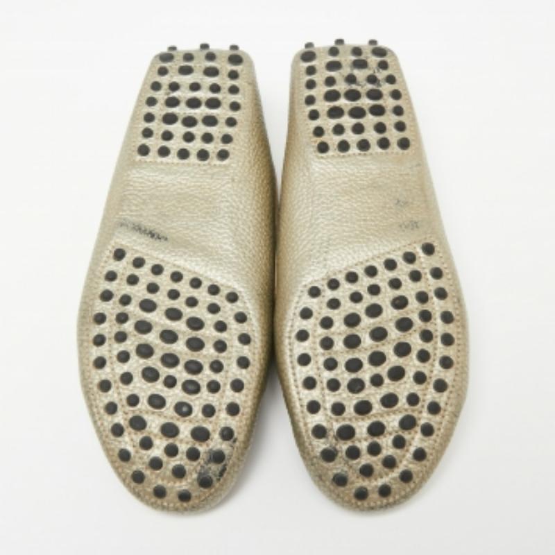Il vero lusso è una combinazione di squisita artigianalità e comfort che si traduce bene in questi mocassini Tod's. Sono state realizzate in pelle, con cinturini in pelle, e presentano anche la caratteristica suola in gomma con ciottoli.
