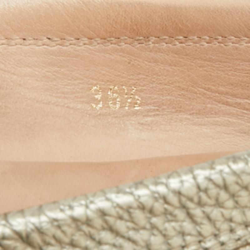 Beige Mocassini Tod's in pelle grigia metallizzata misura 36,5 in vendita