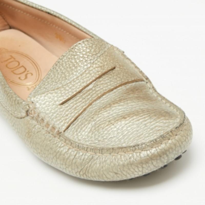 Mocassini Tod's in pelle grigia metallizzata misura 36,5 In condizioni buone in vendita a Dubai, Al Qouz 2