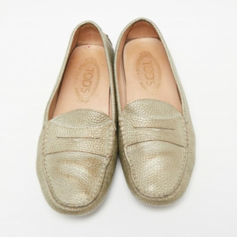 Mocassini Tod's in pelle grigia metallizzata misura 36,5 in vendita 1