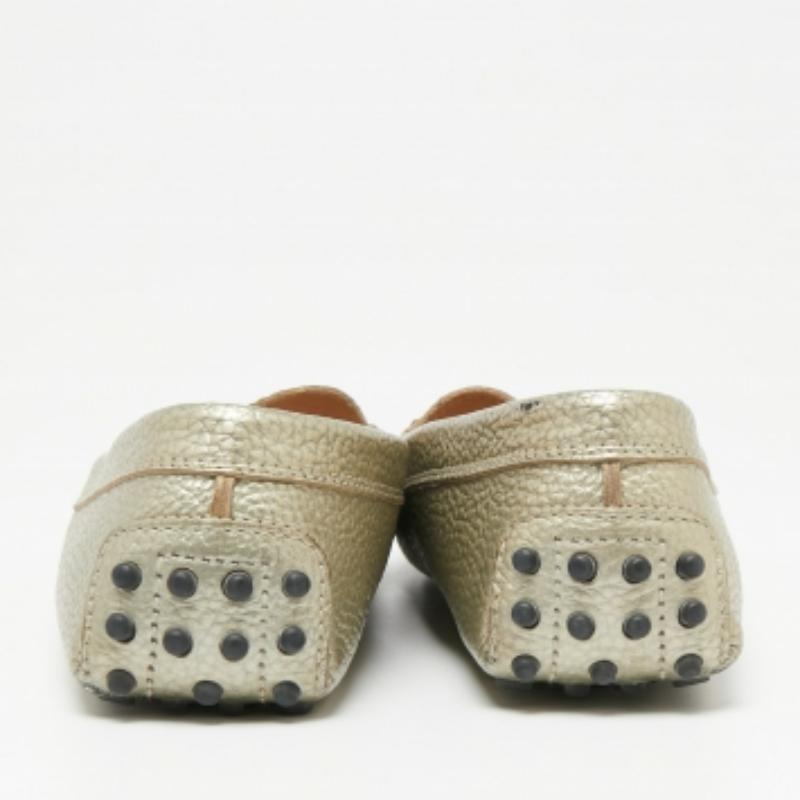 Mocassini Tod's in pelle grigia metallizzata misura 36,5 in vendita 2